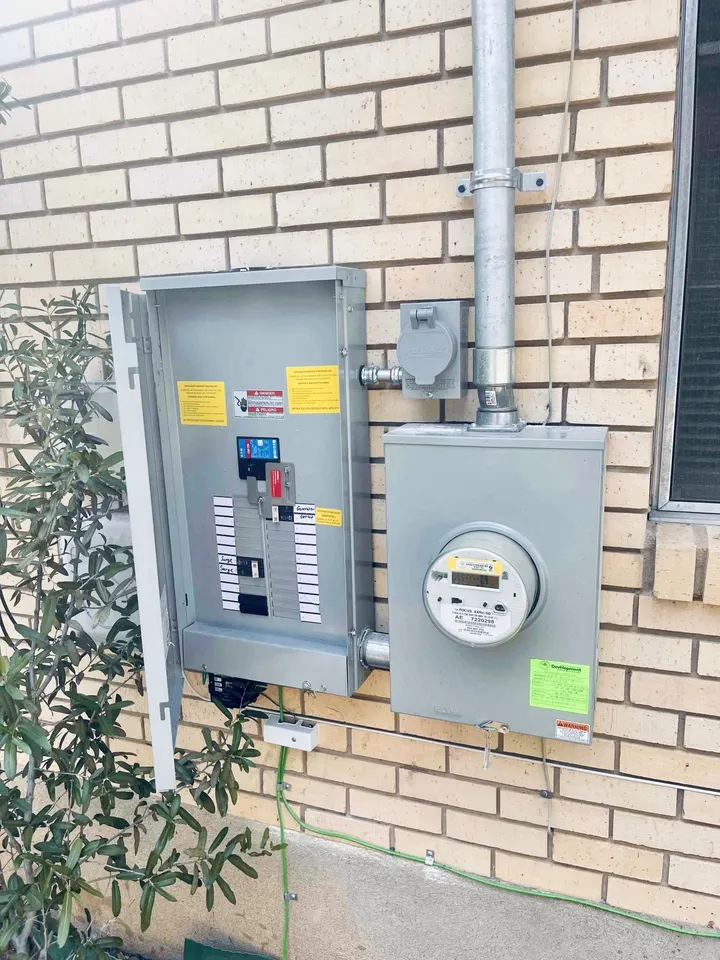 200-amp exterior meter base and electrical service upgrade in Pflugerville TX by DC Electric